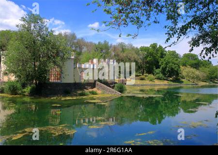 Das Foto wurde im Stadtgarten von Odessa in der Ukraine, Dyukovsky Garden, aufgenommen. Das Bild zeigt ein verlassenes altes Gebäude in Form eines Stockfoto