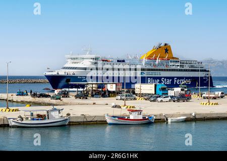 Griechenland, Dodekanes, Insel Kassos, Inselhauptort FR, Fähre der Blue Star Ferries, im Hintergrund die Insel Karpathos Stockfoto