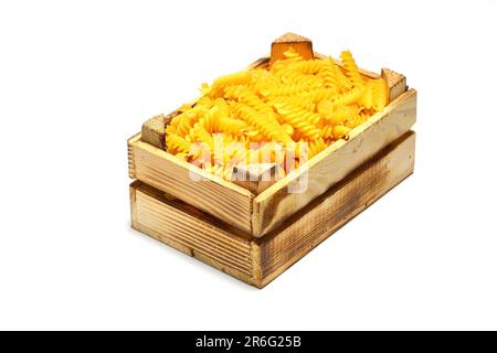 Ein Haufen spiralförmiger Pasta auf hellem Hintergrund. Korkenzieherförmige Spiralpasta oder Fusilli-Pasta auf weißem Hintergrund Stockfoto