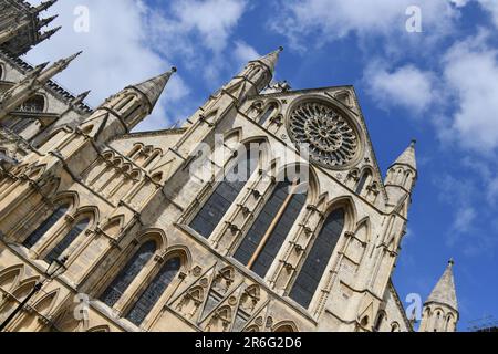 Die Südfassade der Kathedrale und Metropolitical Church of Saint Peter in York, besser bekannt als York Minster Stockfoto