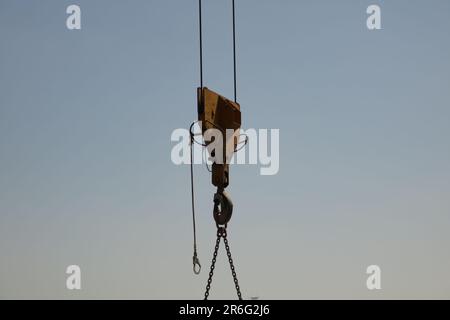 Semarang, Mittleres Java Indonesien 2019, Objekt die Stahlrolle eines Turmkrans wird tagsüber fotografiert, vor einem blauen Himmel in Semarang, Mittleres Java Indonesien 2019. Stockfoto