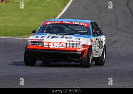 Adam Brindle, Rover SD1, HRDC „Gerry Marshall“ Trophy Series, über 30 Autos auf dem Spielfeld für ein fünfundvierzig Minuten dauerndes Fahrerrennen vor den 1980ern Stockfoto