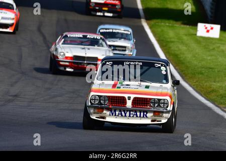 Tim Clarke, Triumph Dolomite Sprint, HRDC „Gerry Marshall“ Trophy Series, über 30 Autos auf dem Spielfeld für ein fünfundvierzig Minuten dauerndes Rennen mit zwei Fahrern mit Stockfoto