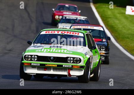 Paul Clayson, Alfa Romeo GTV6, HRDC „Gerry Marshall“ Trophy Series, über 30 Autos auf dem Spielfeld für ein fünfundvierzig Minuten dauerndes Rennen mit zwei Fahrern vor 198 Stockfoto