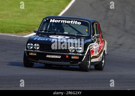 Ken Clarke, Triumph Dolomite Sprint, HRDC „Gerry Marshall“ Trophy Series, über 30 Autos auf dem Spielfeld für ein fünfundvierzig Minuten dauerndes Rennen mit zwei Fahrern mit Stockfoto