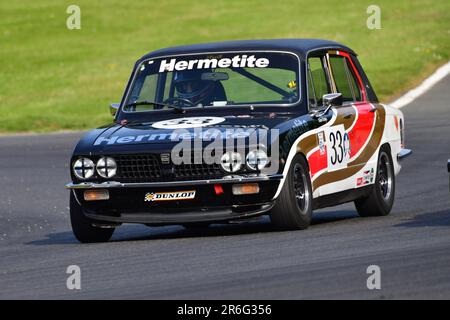 Ken Clarke, Triumph Dolomite Sprint, HRDC „Gerry Marshall“ Trophy Series, über 30 Autos auf dem Spielfeld für ein fünfundvierzig Minuten dauerndes Rennen mit zwei Fahrern mit Stockfoto