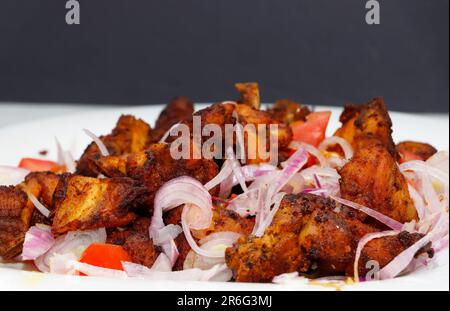 Nahaufnahme Von Leckerem Hähnchenfleisch Im Indischen Stil Mit Weißem Und Schwarzem Hintergrund Stockfoto