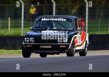 Ken Clarke, Triumph Dolomite Sprint, HRDC „Gerry Marshall“ Trophy Series, über 30 Autos auf dem Spielfeld für ein fünfundvierzig Minuten dauerndes Rennen mit zwei Fahrern mit Stockfoto