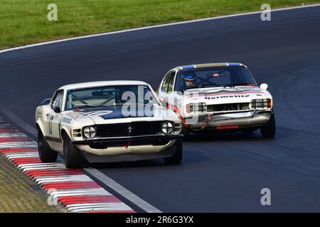 Fred Shepherd, Ford Mustang, John Spiers, Nigel Greensall, Ford Capri Hermetite, HRDC „Gerry Marshall“ Trophy Series, über 30 Fahrzeuge auf dem Spielfeld für a f Stockfoto