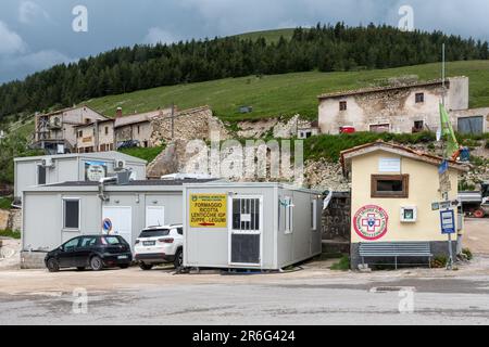 Unternehmen in provisorischen Gebäuden im Dorf Castelluccio in Umbrien, Mittelitalien, Europa, einige Jahre nach dem verheerenden Erdbeben von 2016 Stockfoto