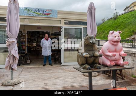 Bauernhandlung im provisorischen Bauwerk im Dorf Castelluccio in Umbrien, Mittelitalien, Europa, einige Jahre nach dem verheerenden Erdbeben von 2016 Stockfoto