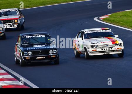 Ken Clarke, Triumph Dolomite Sprint, Mark Thomas, Ford Capri, HRDC „Gerry Marshall“ Trophy Series, über 30 Autos auf dem Spielfeld für 45 Minuten Stockfoto