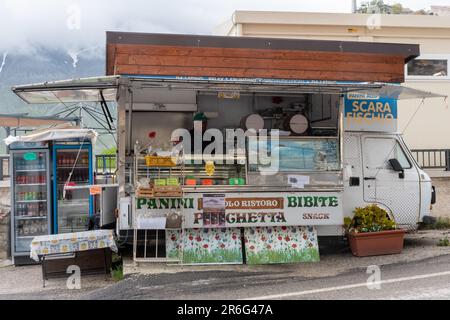 Mobilunternehmen, das Paninis und Snacks aus einem Minibus im Dorf Castelluccio in Umbrien, Mitteleuropa, verkauft, einige Jahre nach dem Erdbeben von 2016 Stockfoto