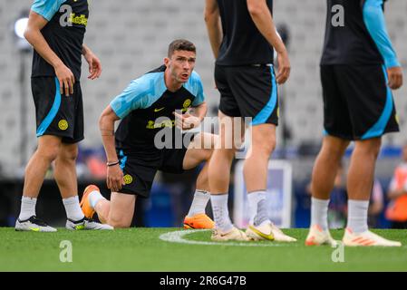 Istanbul, Türkei. 09. Juni 2023. Fußball: Champions League, vor dem Finale Manchester City - Inter Mailand, Atatürk Olimpiyat Stadion; Training: Mailands Robin Gosens Gesten auf dem Platz. Kredit: Robert Michael/dpa/Alamy Live News Stockfoto