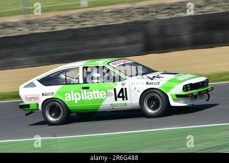 Paul Clayson, Alfa Romeo GTV6, HRDC „Gerry Marshall“ Trophy Series, über 30 Autos auf dem Spielfeld für ein fünfundvierzig Minuten dauerndes Rennen mit zwei Fahrern vor 198 Stockfoto