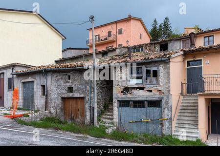 Beschädigte und eingestürzte Gebäude im Dorf Castelluccio di Norcia, verursacht durch die Verwüstung von 2016 Erdbeben, Umbrien, Italien, Europa Stockfoto