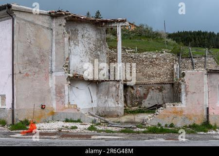 Beschädigte und eingestürzte Gebäude im Dorf Castelluccio di Norcia, verursacht durch die Verwüstung von 2016 Erdbeben, Umbrien, Italien, Europa Stockfoto