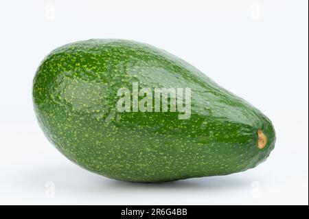 Perspektivischer Blick auf grüne Avocadofrüchte isoliert auf weißem Studiohintergrund Stockfoto