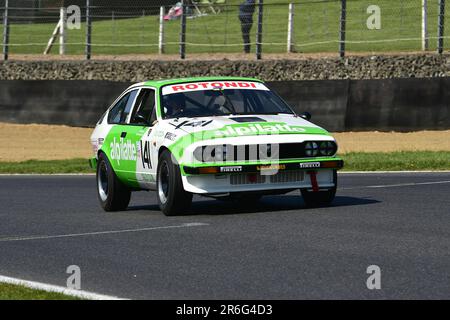 Paul Clayson, Alfa Romeo GTV6, HRDC „Gerry Marshall“ Trophy Series, über 30 Autos auf dem Spielfeld für ein fünfundvierzig Minuten dauerndes Rennen mit zwei Fahrern vor 198 Stockfoto