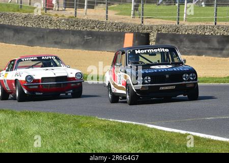 Ken Clarke, Triumph Dolomite Sprint, HRDC „Gerry Marshall“ Trophy Series, über 30 Autos auf dem Spielfeld für ein fünfundvierzig Minuten dauerndes Rennen mit zwei Fahrern mit Stockfoto