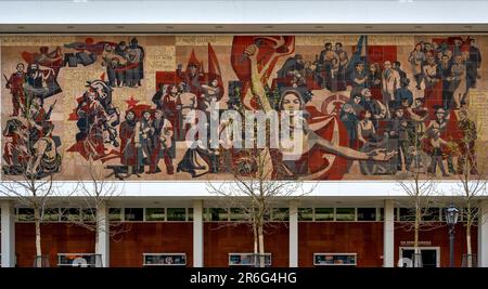 Stellen Sie sich den „Weg der roten Flagge“ mit Keramikfliesen an der Wand des ehemaligen DDR-Kulturpalasts in Dresden vor Stockfoto