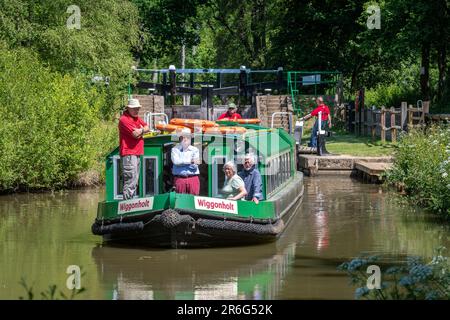 Wey and Arun Canal Trust Bootsfahrt, das Schmalschiff Wiggonholt mit Passagieren, die aus Brewhurst Lock nach Loxwood, West Sussex, England, kommen Stockfoto