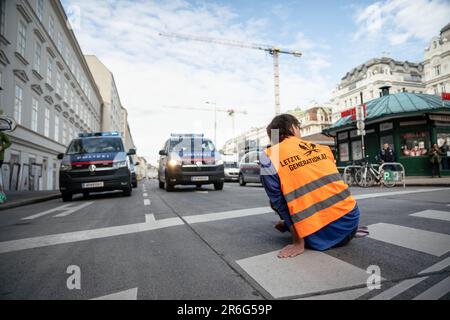 Wien, Österreich. 19. Mai 2023 Klimaaktivist der Gruppe Last Generation Austria 'Letzte Generation Österreich', selbstklebend auf die Straße geklebt Stockfoto