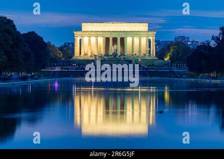 Das Lincoln Memorial in der Dämmerung spiegelt sich in einem Teich wider Stockfoto