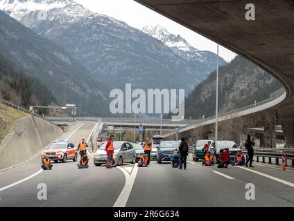 Klimaaktivisten aus der „Schweiz renovieren“ blockieren zu Beginn der osterferien den Eingang zum Gotthardtunnel, ein riesiger Stau Stockfoto