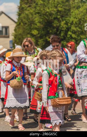 Myszyniec, Polen - Juni 09 2023 - Teilnehmer an einer feierlichen Prozession anlässlich des Festes von Corpus Christi in Myszniec, einem kleinen Kurpi Stockfoto