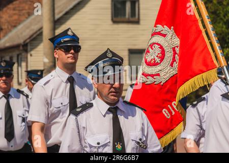 Myszyniec, Polen - Juni 09 2023 - Teilnehmer an einer feierlichen Prozession anlässlich des Festes von Corpus Christi in Myszniec, einem kleinen Kurpi Stockfoto