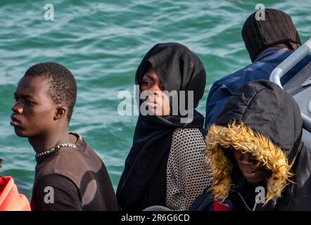 9. Juni 2023: Sfax, Tunesien. 09. Juni 2023 Migranten südlich der Sahara, die versuchen, das Mittelmeer zu überqueren und Italien zu erreichen, werden von der tunesischen Nationalgarde vor der Küste von Sfax abgefangen. Die Sfax-Region mit ihrer 150 km langen Küste ist vor kurzem zu einem wichtigen Drehkreuz für Tunesier und Migranten südlich der Sahara geworden, die versuchen, das Mittelmeer auf einer gefährlichen Reise nach Italien zu überqueren (Kreditbild: © Hasan mrad/IMAGESLIVE via ZUMA Press Wire). Nicht für den kommerziellen GEBRAUCH! Kredit: ZUMA Press, Inc./Alamy Live News Stockfoto