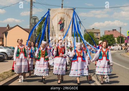 Myszyniec, Polen - Juni 09 2023 - Teilnehmer an einer feierlichen Prozession anlässlich des Festes von Corpus Christi in Myszniec, einem kleinen Kurpi Stockfoto