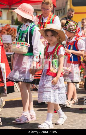 Myszyniec, Polen - Juni 09 2023 - Teilnehmer an einer feierlichen Prozession anlässlich des Festes von Corpus Christi in Myszniec, einem kleinen Kurpi Stockfoto