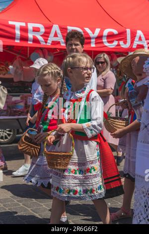 Myszyniec, Polen - Juni 09 2023 - Teilnehmer an einer feierlichen Prozession anlässlich des Festes von Corpus Christi in Myszniec, einem kleinen Kurpi Stockfoto