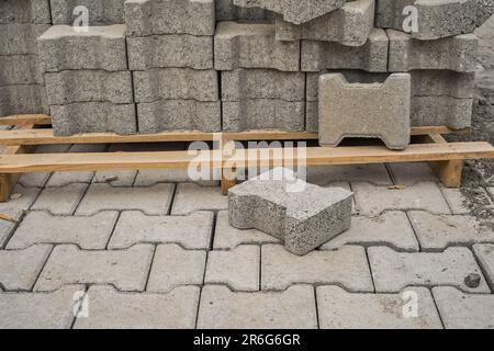Auf einer Palette gestapelte Pflasterplatten, Straßenreparaturprozess, Nahaufnahme, selektiver Fokus auf Fliesen, saisonale Rekonstruktion von Pflasterdecken in Gehwegen par Stockfoto