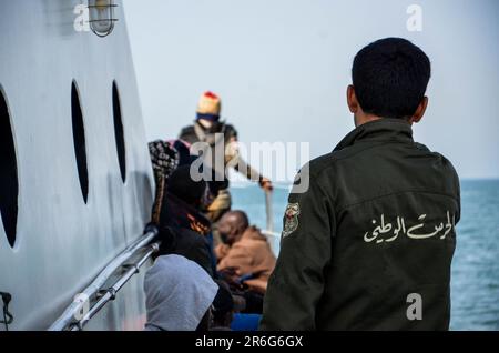 9. Juni 2023: Sfax, Tunesien. 09. Juni 2023 Migranten südlich der Sahara, die versuchen, das Mittelmeer zu überqueren und Italien zu erreichen, werden von der tunesischen Nationalgarde vor der Küste von Sfax abgefangen. Die Sfax-Region mit ihrer 150 km langen Küste ist vor kurzem zu einem wichtigen Drehkreuz für Tunesier und Migranten südlich der Sahara geworden, die versuchen, das Mittelmeer auf einer gefährlichen Reise nach Italien zu überqueren (Kreditbild: © Hasan mrad/IMAGESLIVE via ZUMA Press Wire). Nicht für den kommerziellen GEBRAUCH! Kredit: ZUMA Press, Inc./Alamy Live News Stockfoto