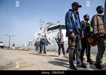 9. Juni 2023: Sfax, Tunesien. 09. Juni 2023 Migranten südlich der Sahara, die versuchen, das Mittelmeer zu überqueren und Italien zu erreichen, werden von der tunesischen Nationalgarde vor der Küste von Sfax abgefangen. Die Sfax-Region mit ihrer 150 km langen Küste ist vor kurzem zu einem wichtigen Drehkreuz für Tunesier und Migranten südlich der Sahara geworden, die versuchen, das Mittelmeer auf einer gefährlichen Reise nach Italien zu überqueren (Kreditbild: © Hasan mrad/IMAGESLIVE via ZUMA Press Wire). Nicht für den kommerziellen GEBRAUCH! Kredit: ZUMA Press, Inc./Alamy Live News Stockfoto