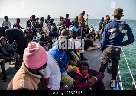 9. Juni 2023: Sfax, Tunesien. 09. Juni 2023 Migranten südlich der Sahara, die versuchen, das Mittelmeer zu überqueren und Italien zu erreichen, werden von der tunesischen Nationalgarde vor der Küste von Sfax abgefangen. Die Sfax-Region mit ihrer 150 km langen Küste ist vor kurzem zu einem wichtigen Drehkreuz für Tunesier und Migranten südlich der Sahara geworden, die versuchen, das Mittelmeer auf einer gefährlichen Reise nach Italien zu überqueren (Kreditbild: © Hasan mrad/IMAGESLIVE via ZUMA Press Wire). Nicht für den kommerziellen GEBRAUCH! Kredit: ZUMA Press, Inc./Alamy Live News Stockfoto