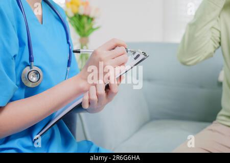 Junger Arzt untersucht Seniorenpatienten beim Hausbesuch Stockfoto