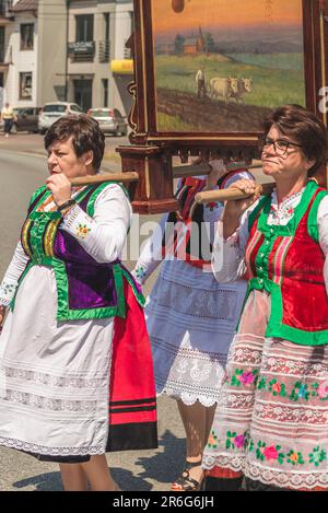 Myszyniec, Polen - Juni 09 2023 - Teilnehmer an einer feierlichen Prozession anlässlich des Festes von Corpus Christi in Myszniec, einem kleinen Kurpi Stockfoto