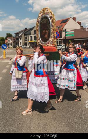 Myszyniec, Polen - Juni 09 2023 - Teilnehmer an einer feierlichen Prozession anlässlich des Festes von Corpus Christi in Myszniec, einem kleinen Kurpi Stockfoto