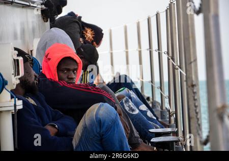 9. Juni 2023: Sfax, Tunesien. 09. Juni 2023 Migranten südlich der Sahara, die versuchen, das Mittelmeer zu überqueren und Italien zu erreichen, werden von der tunesischen Nationalgarde vor der Küste von Sfax abgefangen. Die Sfax-Region mit ihrer 150 km langen Küste ist vor kurzem zu einem wichtigen Drehkreuz für Tunesier und Migranten südlich der Sahara geworden, die versuchen, das Mittelmeer auf einer gefährlichen Reise nach Italien zu überqueren (Kreditbild: © Hasan mrad/IMAGESLIVE via ZUMA Press Wire). Nicht für den kommerziellen GEBRAUCH! Kredit: ZUMA Press, Inc./Alamy Live News Stockfoto