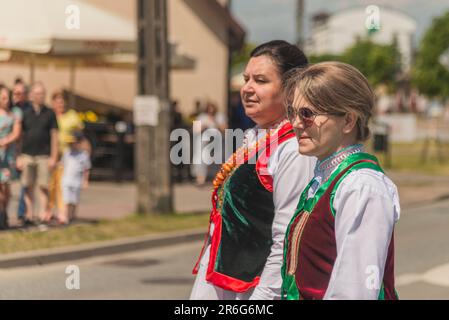 Myszyniec, Polen - Juni 09 2023 - Teilnehmer an einer feierlichen Prozession anlässlich des Festes von Corpus Christi in Myszniec, einem kleinen Kurpi Stockfoto