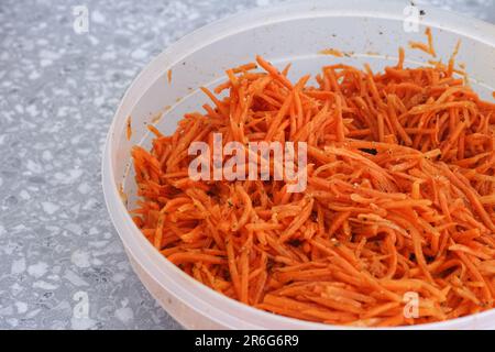 Würziger koreanischer Karottensalat in einer Schüssel. Schließen. Stockfoto