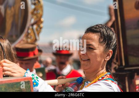 Myszyniec, Polen - Juni 09 2023 - Teilnehmer an einer feierlichen Prozession anlässlich des Festes von Corpus Christi in Myszniec, einem kleinen Kurpi Stockfoto