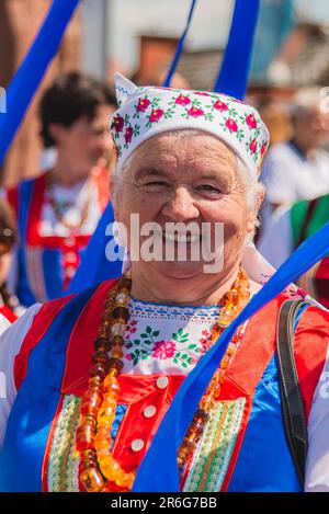 Myszyniec, Polen - Juni 09 2023 - Teilnehmer an einer feierlichen Prozession anlässlich des Festes von Corpus Christi in Myszniec, einem kleinen Kurpi Stockfoto