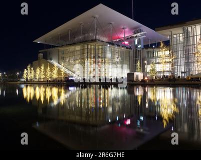 Weihnachtsstimmung mit Wasserreflexionen, Athen, Griechenland Stockfoto