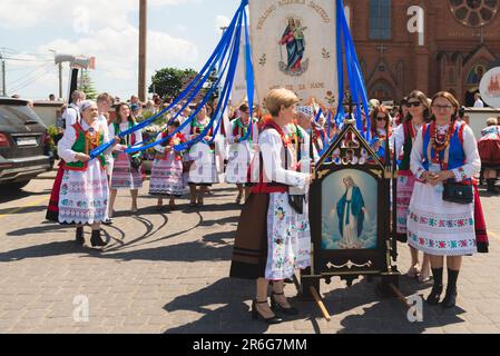 Myszyniec, Polen - Juni 09 2023 - Teilnehmer an einer feierlichen Prozession anlässlich des Festes von Corpus Christi in Myszniec, einem kleinen Kurpi Stockfoto