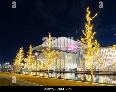 Weihnachtsstimmung mit Wasserreflexionen, Athen, Griechenland Stockfoto